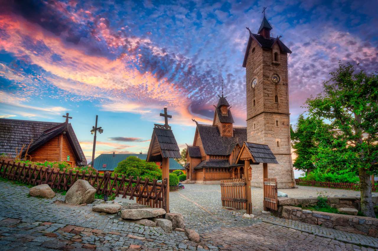 Piękny kościół klepkowy Wang w Karpaczu o zachodzie słońca puzzle online