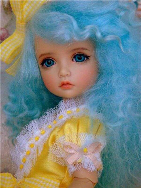 Piękne niebieskie oczy lalki i jasnoniebieskie włosy puzzle online