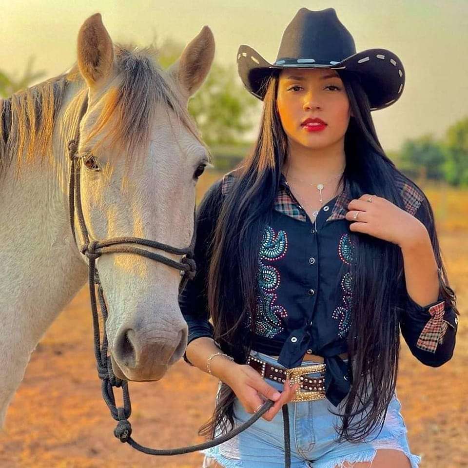 piękna kowbojka ze swoim koniem puzzle online