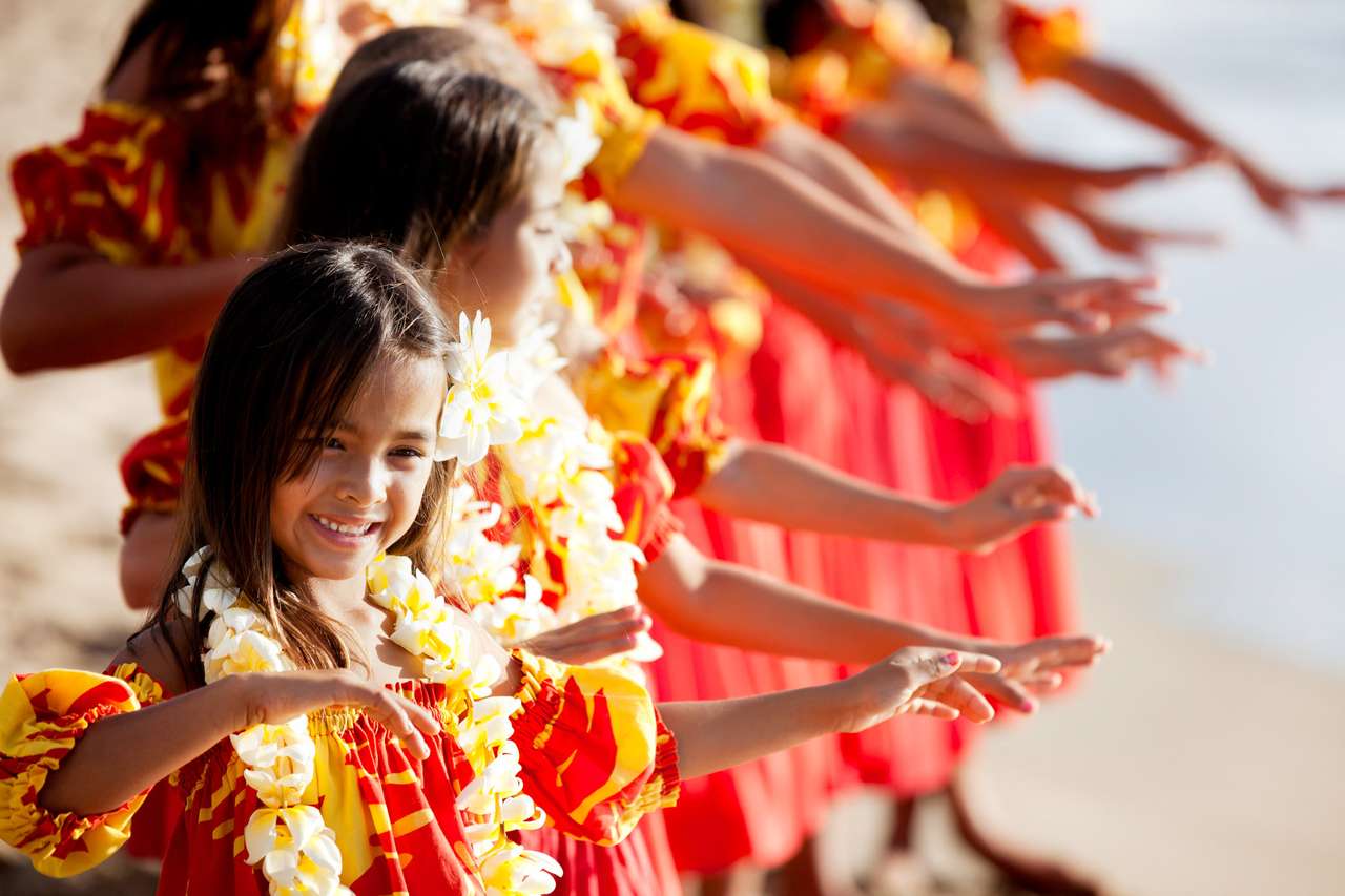 Hula dziewczyny na plaży z podniesionymi rękami puzzle online