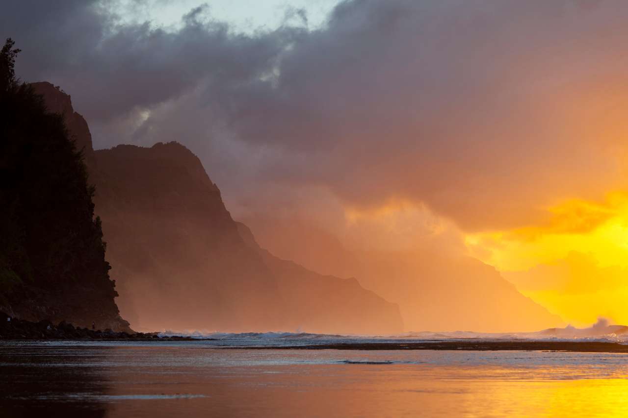 Zachód słońca na wybrzeżu Na Pali w Kauai na Hawajach. puzzle online