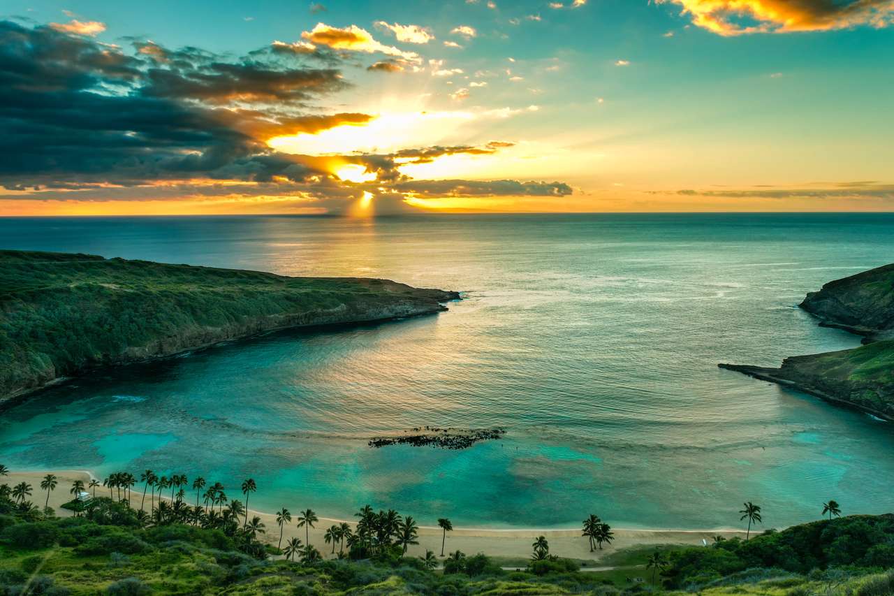 Wschód słońca nad zatoką Hanauma na Oahu na Hawajach puzzle online