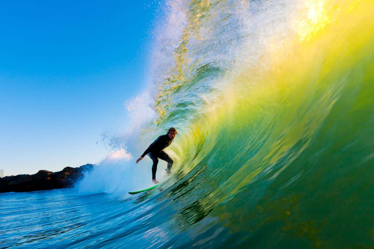 Surfer na błękitnej fali oceanicznej puzzle online