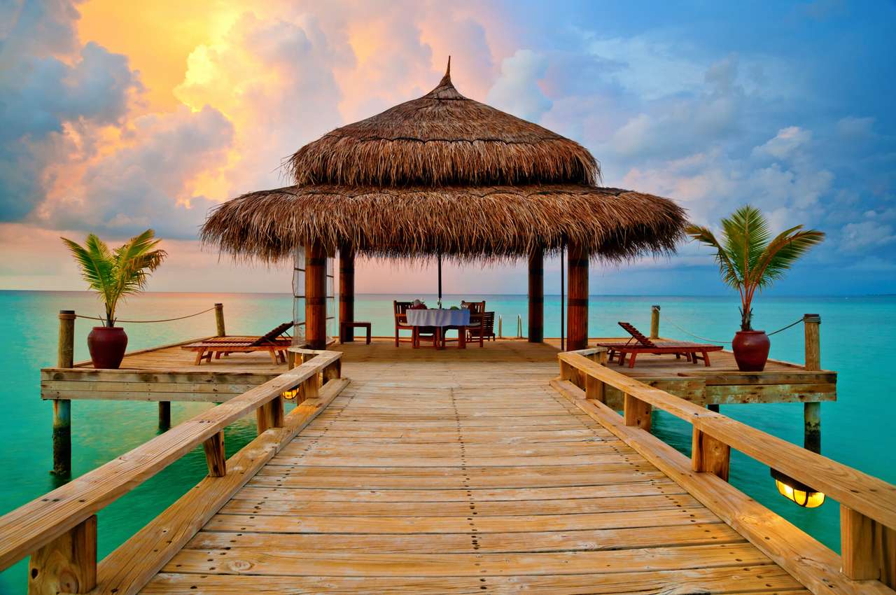 Tropikalna chata na wodzie o zachodzie słońca puzzle online