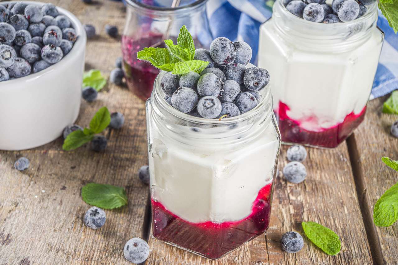 Słodki zdrowy jogurt z jagodami puzzle online