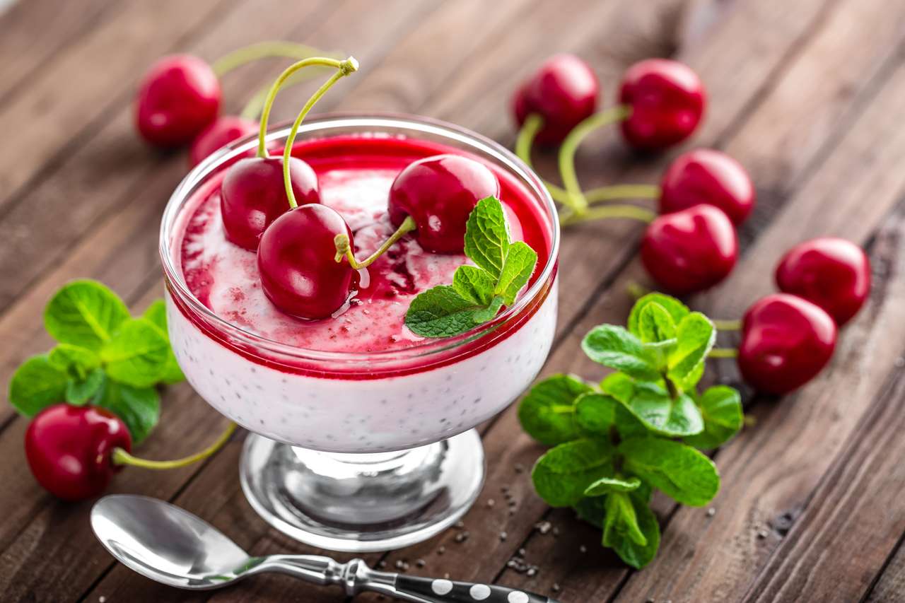Świeży jogurt z wiśniami i nasionami chia puzzle online