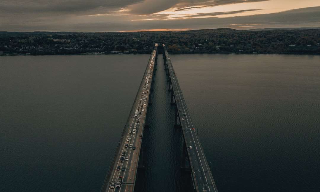 szary metalowy most nad morzem puzzle online