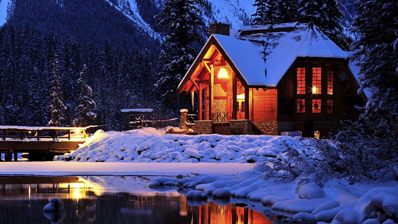 Dom zimowy nad jeziorem puzzle online