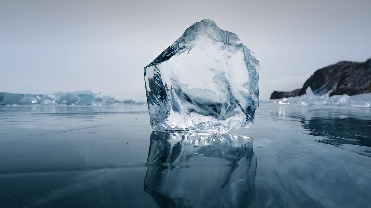 Imponujący blok lodu na zamarzniętym jeziorze puzzle online