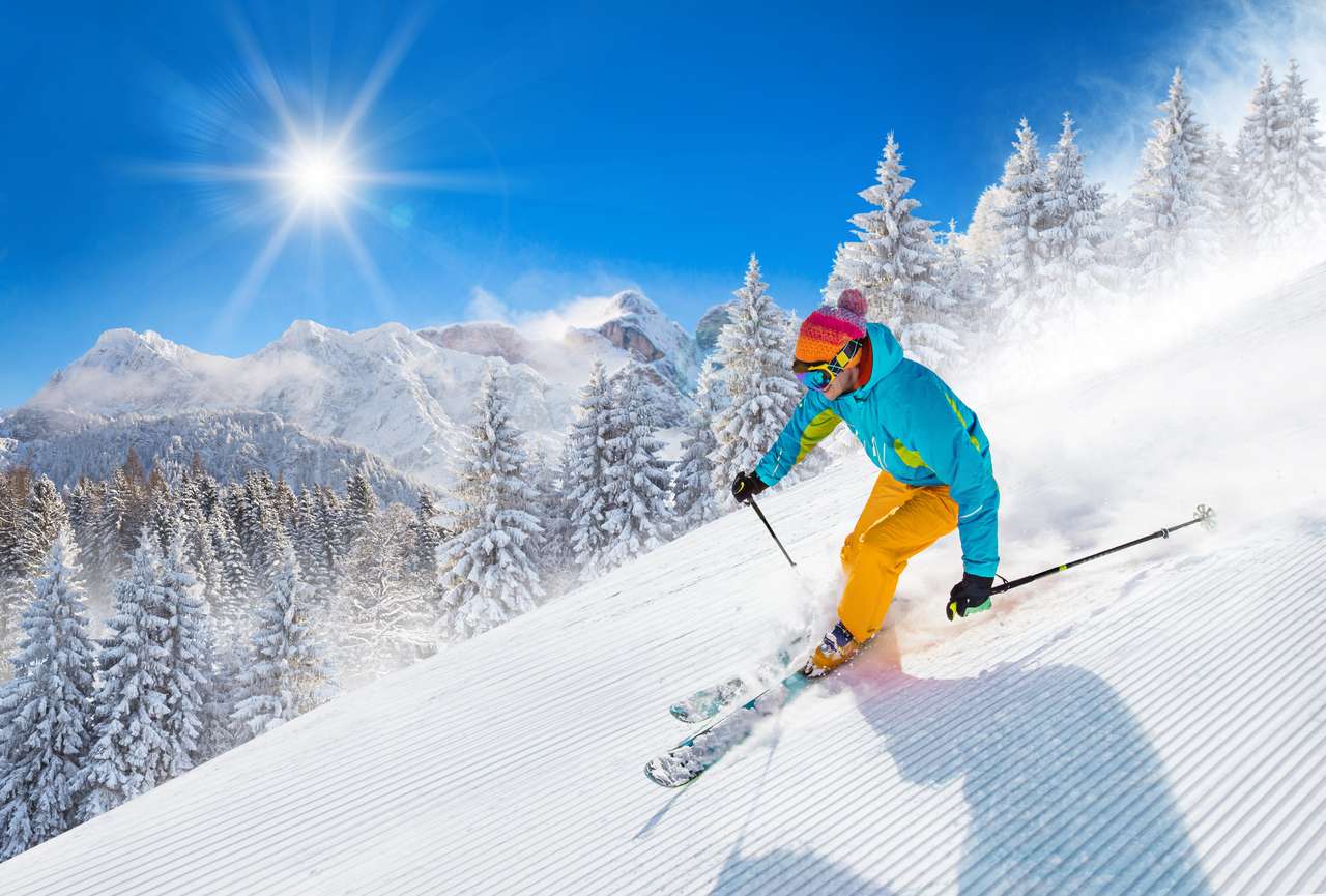 Narciarz na nartach zjazdowych w wysokich górach puzzle online