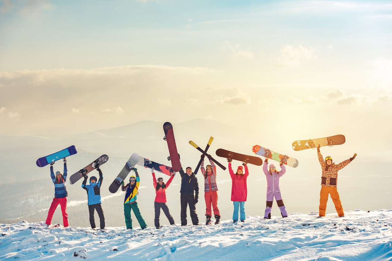 Narciarze i snowboardziści na szczycie góry puzzle online