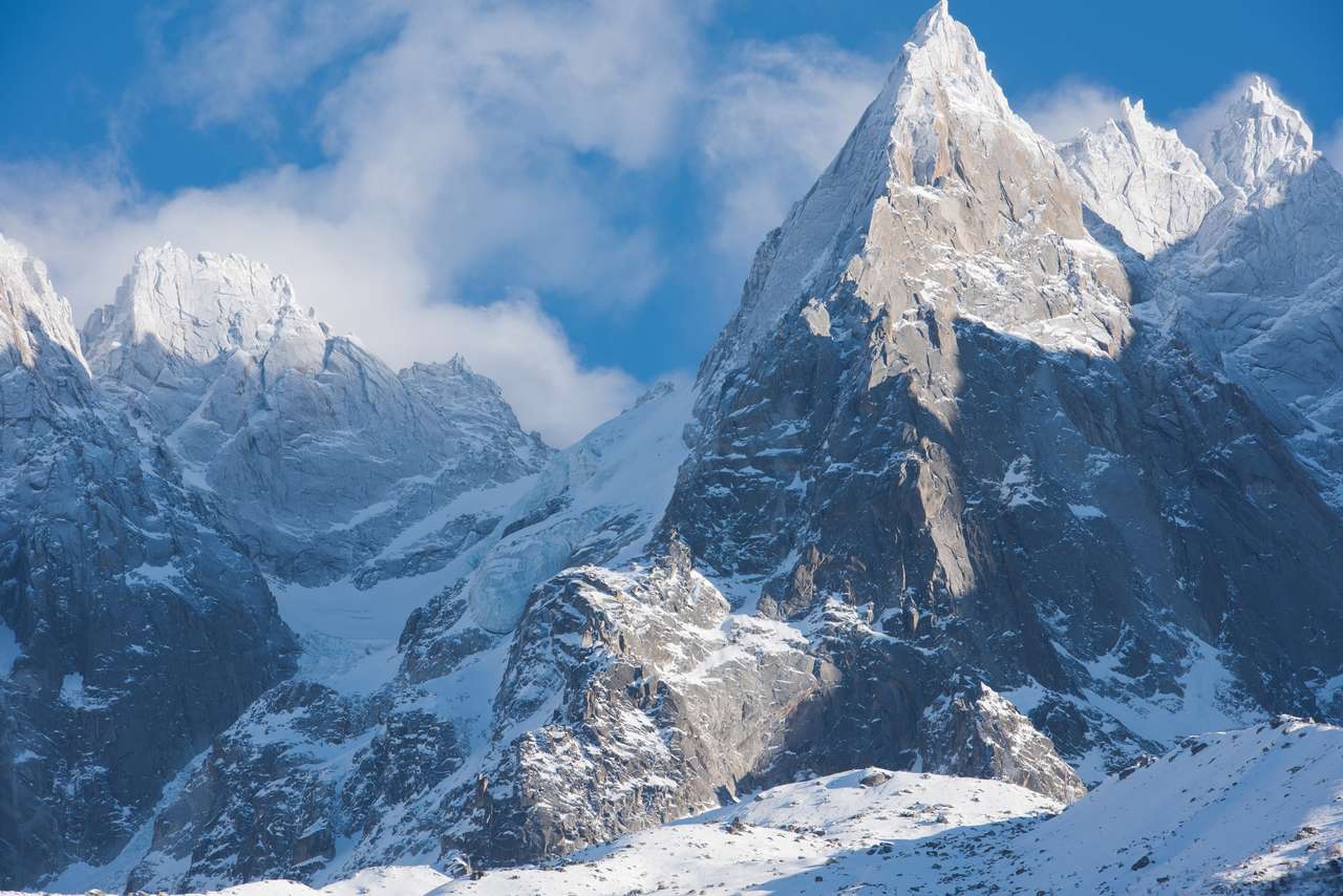 Alpy francuskie, szczyty górskie pokryte świeżym śniegiem puzzle online