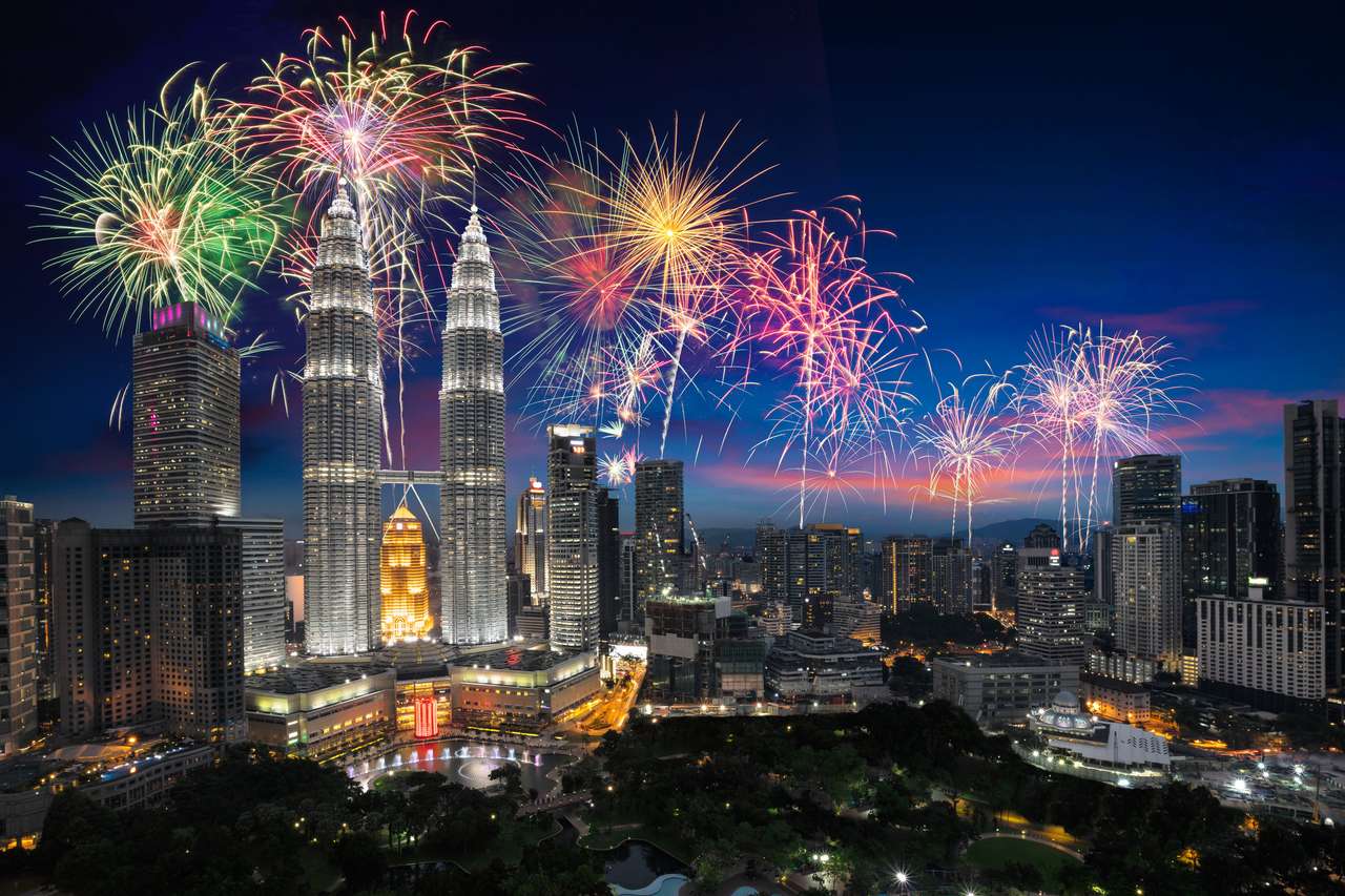 Fajerwerki nad panoramą miasta Kuala Lumpur, Malezja puzzle online