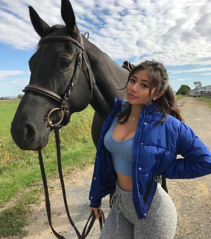 piękna młoda dama ze swoim koniem puzzle online