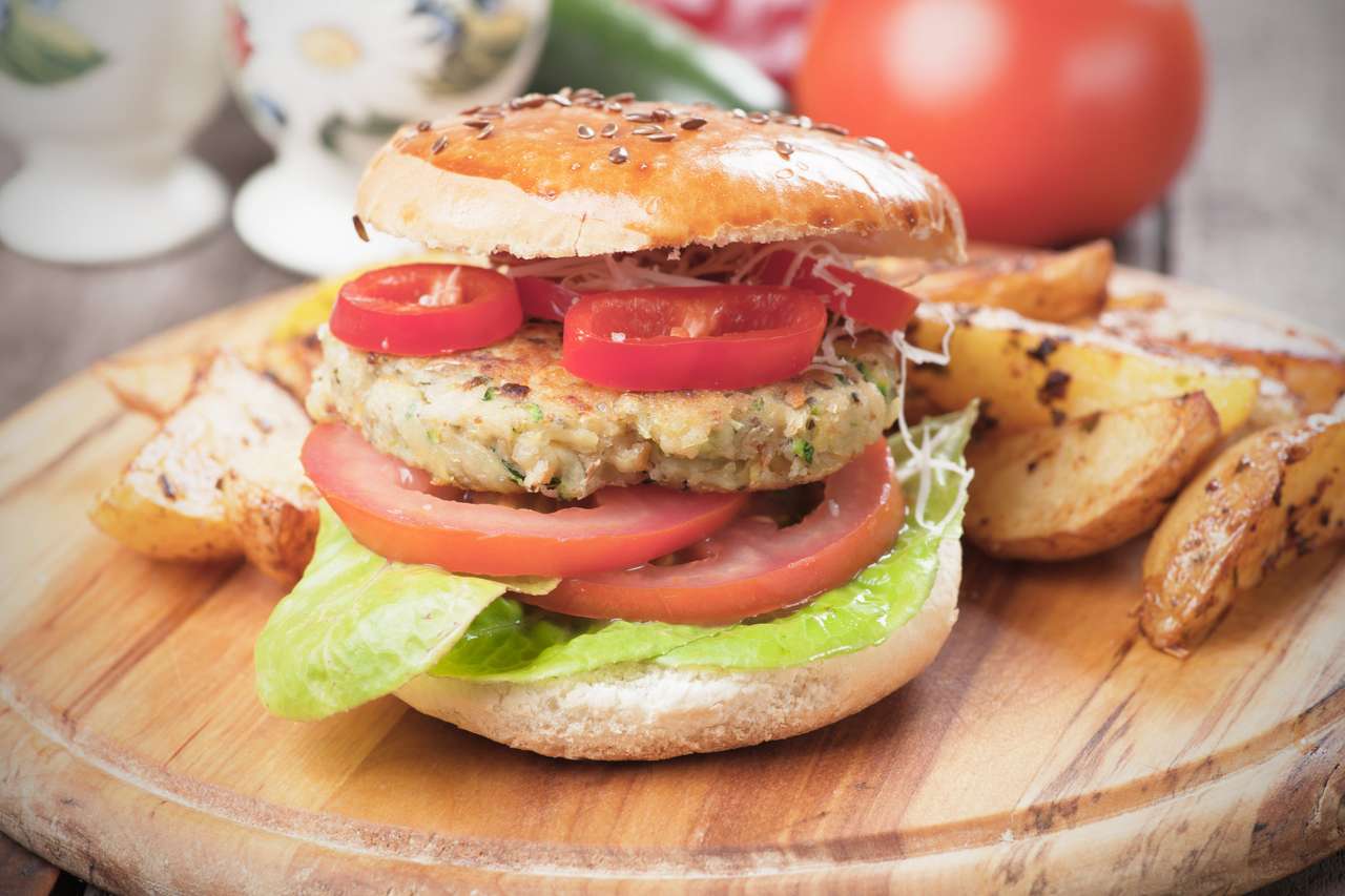 Burger wegański z pomidorem i sałatą puzzle online