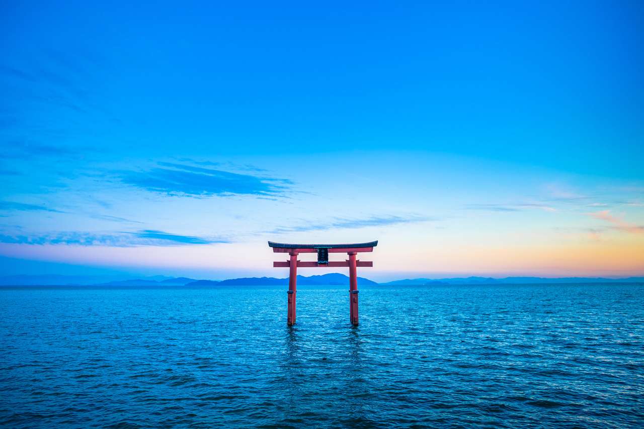 Torii i jezioro Biwa, prefektura Shiga w Japonii puzzle online