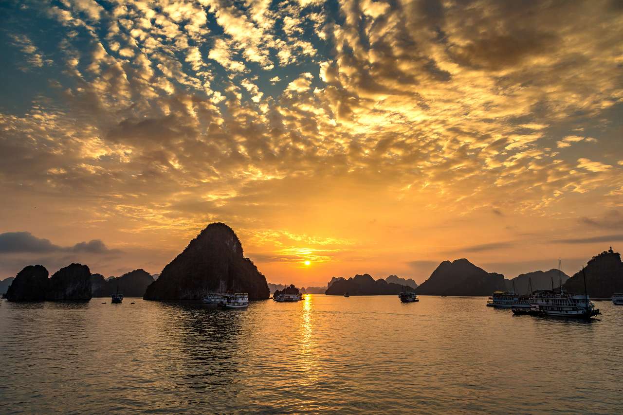 Zachód słońca w zatoce Halong, Wietnam puzzle online
