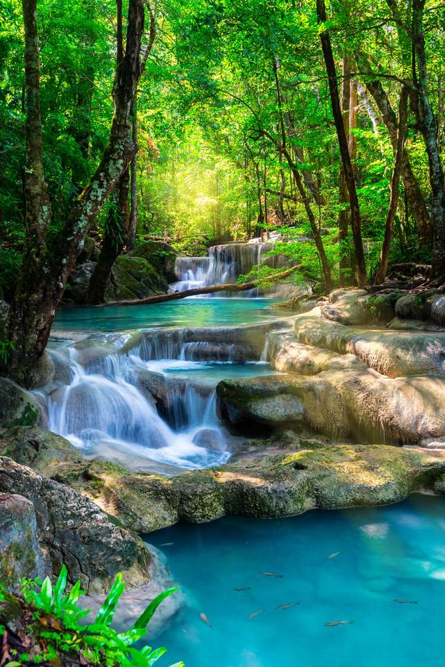 Piękny wodospad w Tajlandii puzzle online