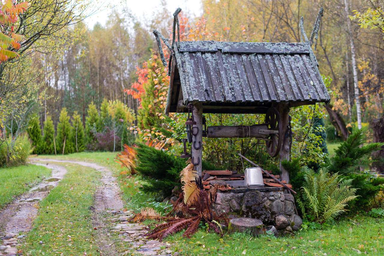 Zabytkowa studnia z drewnianym dziedzińcem wiejskim. puzzle online