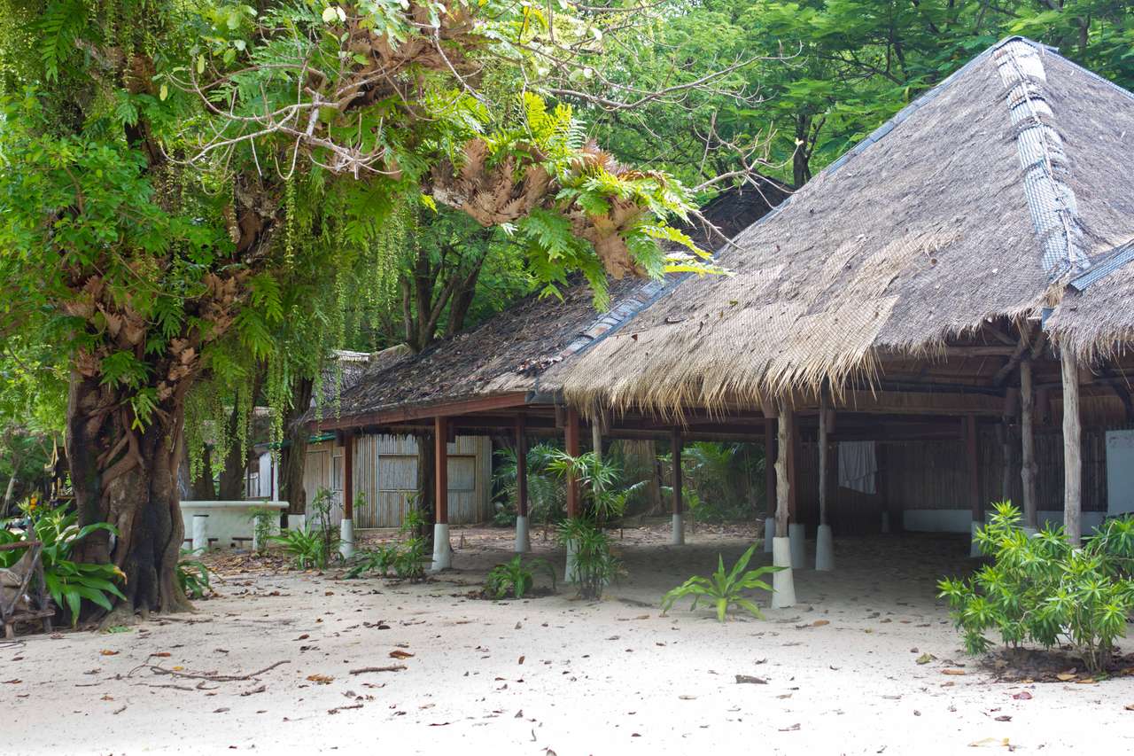 Do wynajęcia stary bambusowy bungalow na tropikalnej wyspie puzzle online