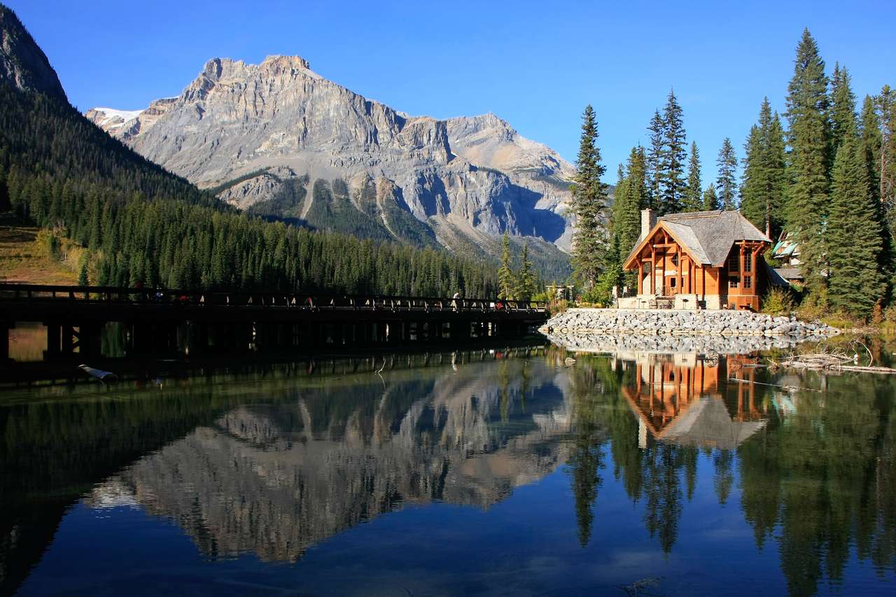 Drewniany dom nad jeziorem Emerald, Kanada puzzle online