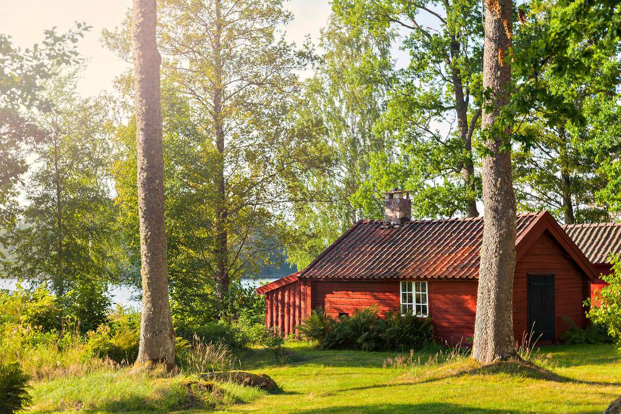 Czerwony drewniany dom nad jeziorem. Smalandia, Szwecja. puzzle online