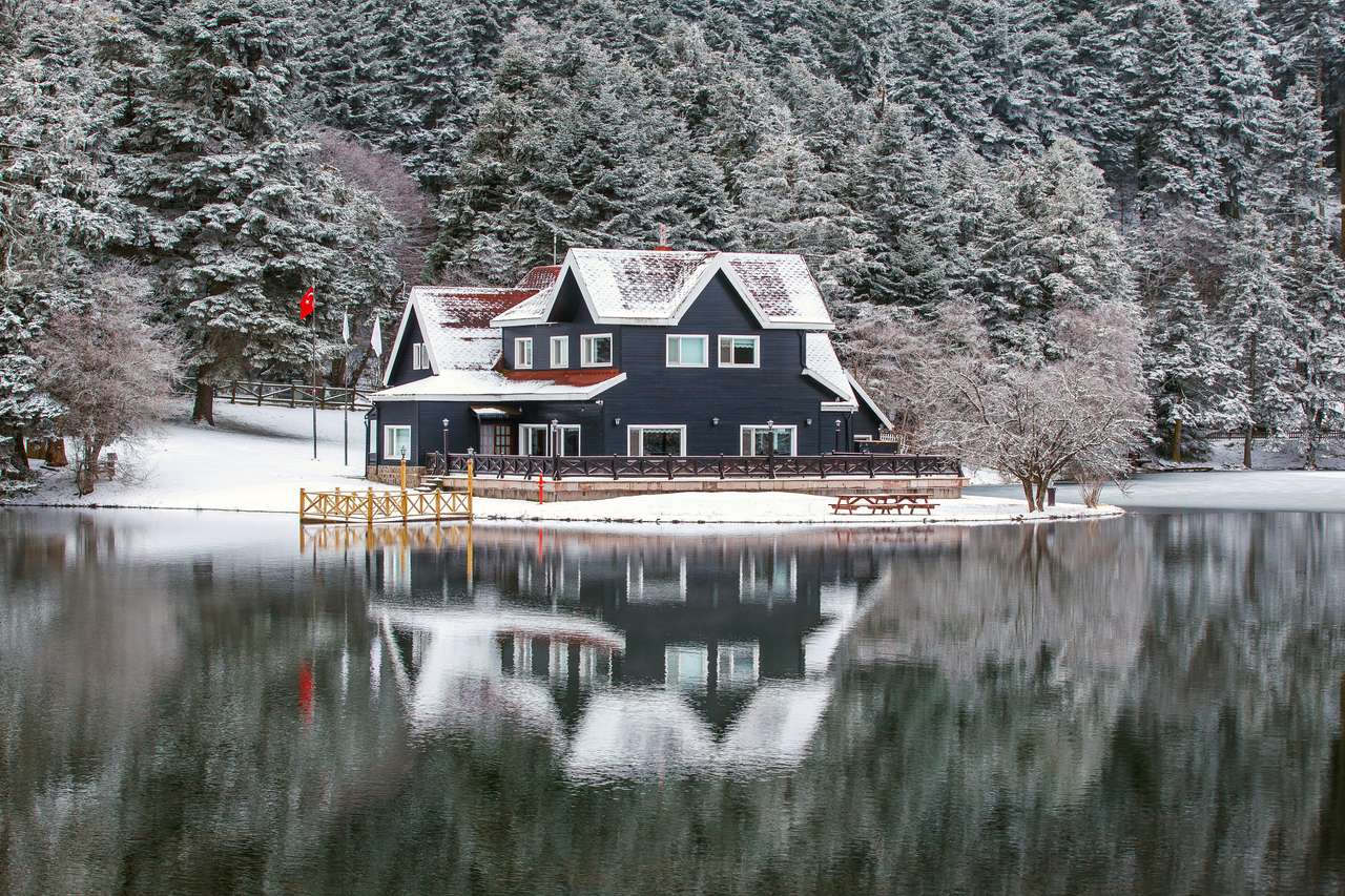 Dom nad jeziorem Abant zimą puzzle online