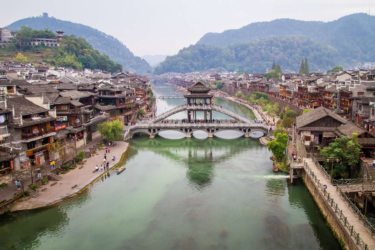 Widok na starożytne miasto Fenghuang i rzekę Tuo puzzle online