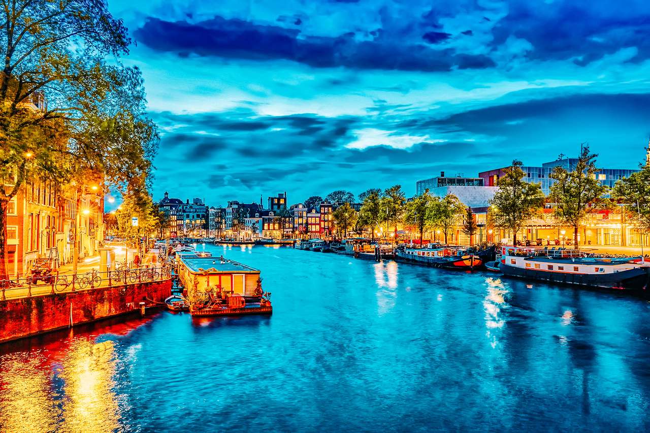 Słynna rzeka Amstel i nocny widok puzzle online