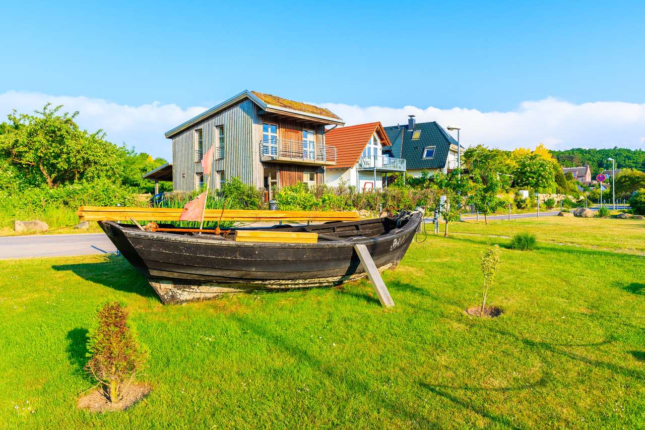 Drewniana łódź rybacka na zielonej trawie w wiosce Seedorf puzzle online