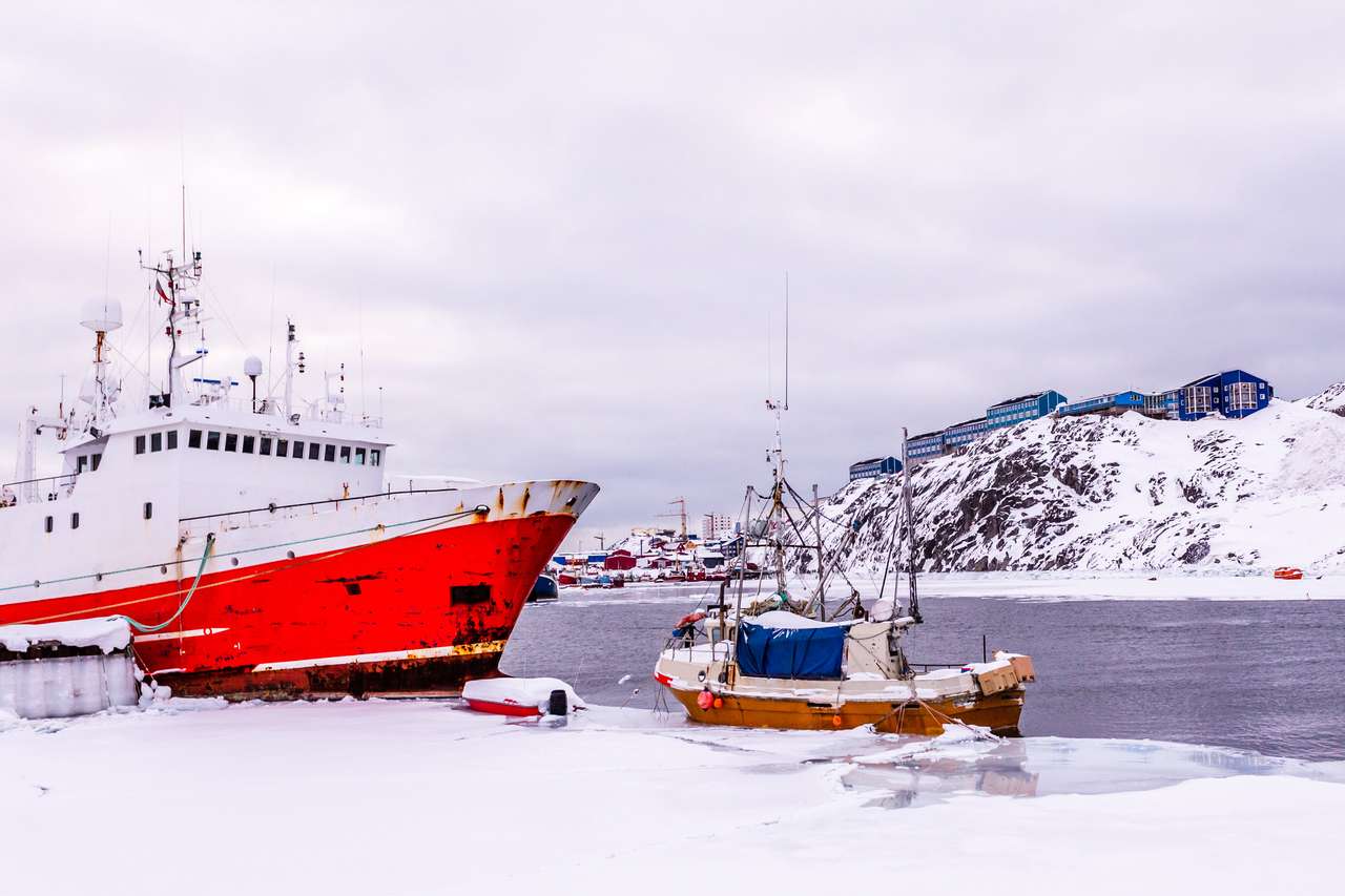 Czerwona łódź rybacka zakotwiczona w śnieżnej lagunie. puzzle online
