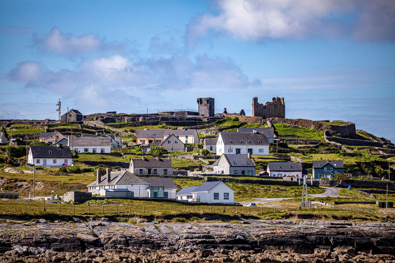 Zrujnowany XV-wieczny zamek na wyspie Inis Oirr puzzle online