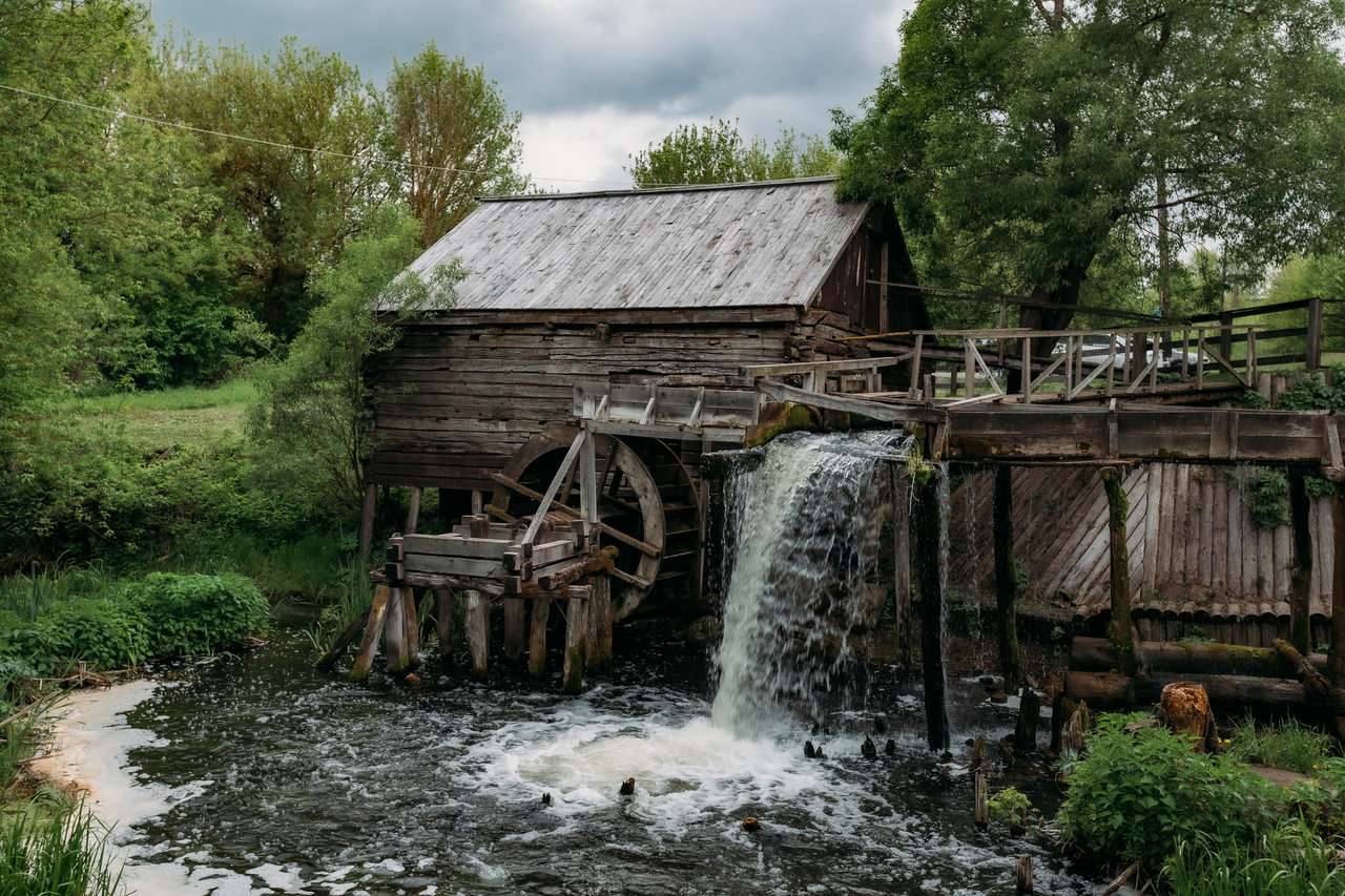 Stary drewniany młyn wodny w rosyjskiej wiosce puzzle online