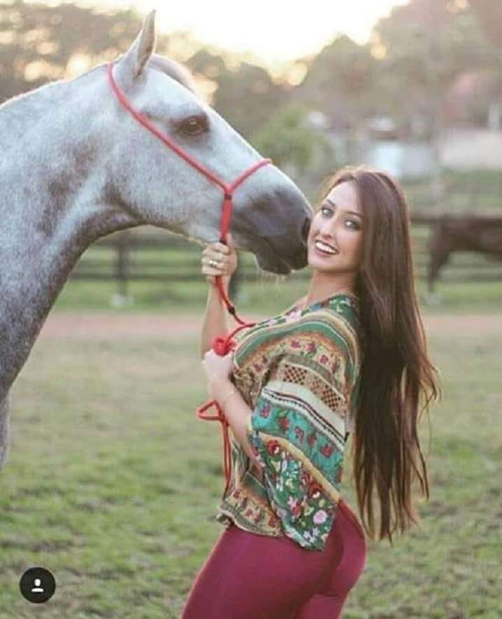 piękna ze swoim koniem puzzle online