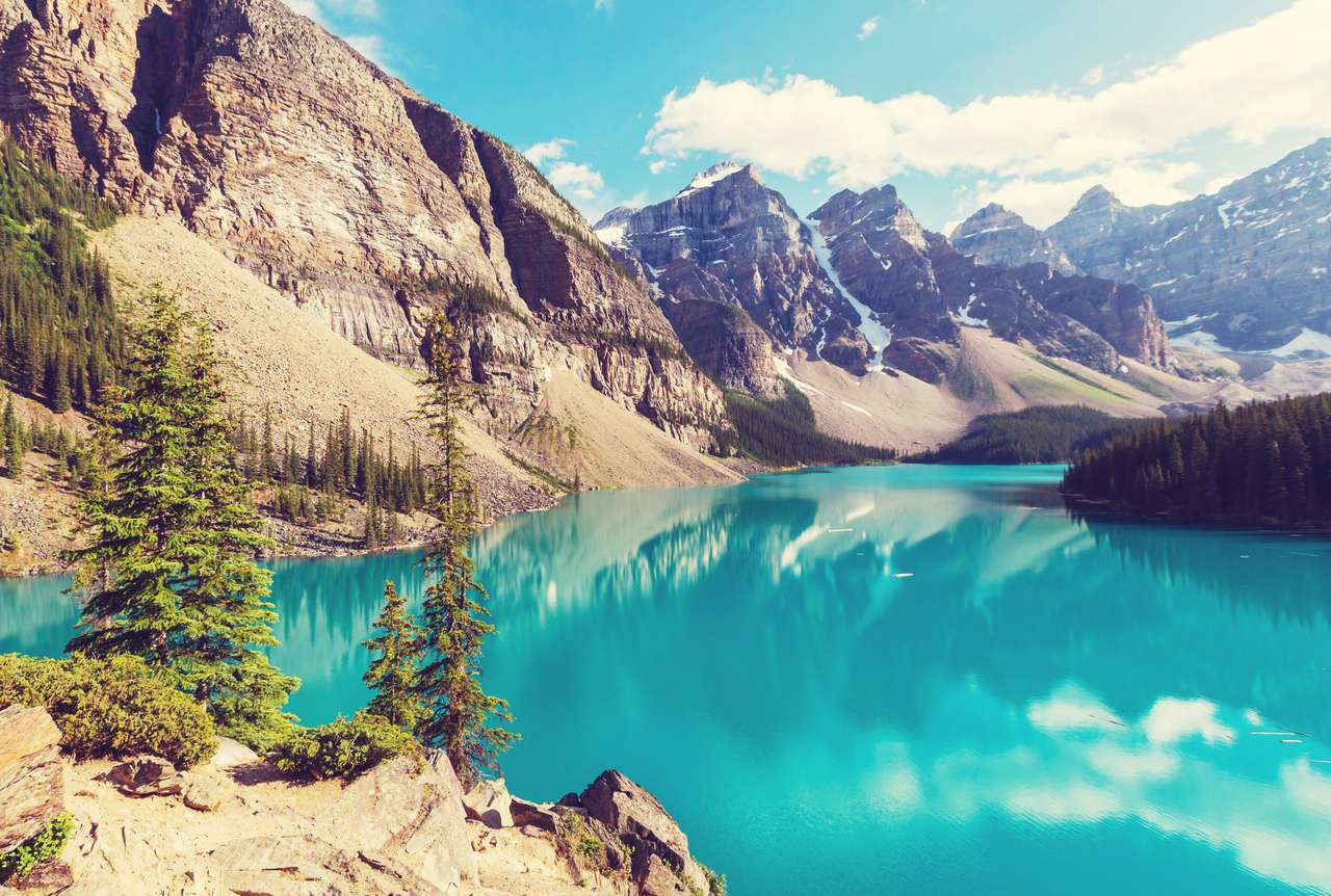 Piękne jezioro morenowe w Parku Narodowym Banff, Kanada puzzle online