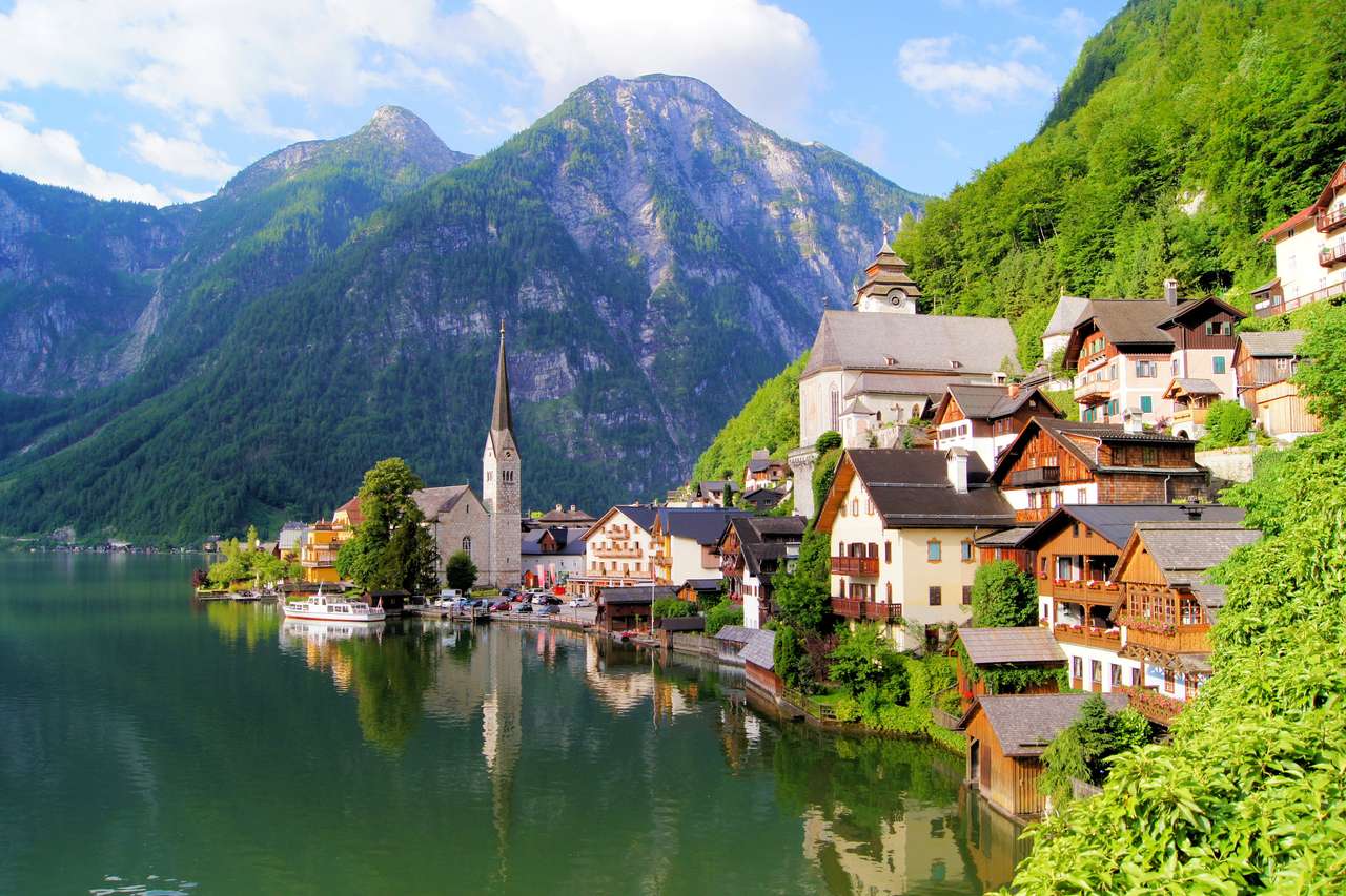 Wioska Hallstatt z Alpami w tyle, Austria puzzle online