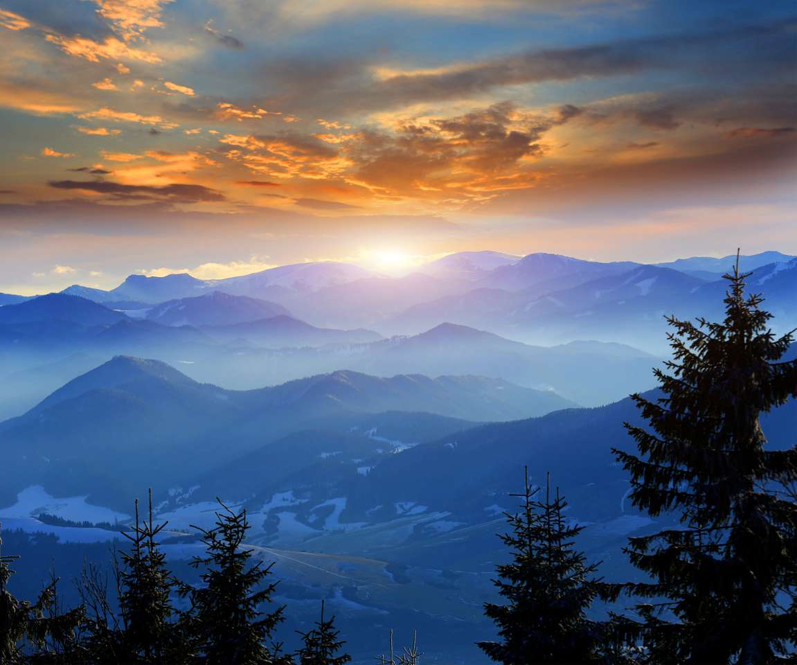 Ładny zachód słońca nad wieczornymi górami? puzzle online