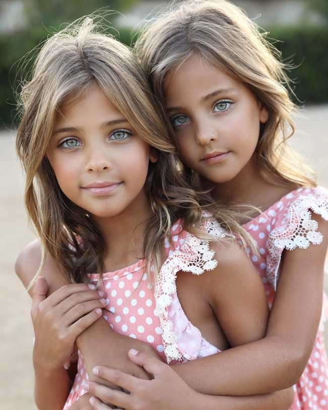 Najpiękniejsze bliźniaczki świata - Clements puzzle online