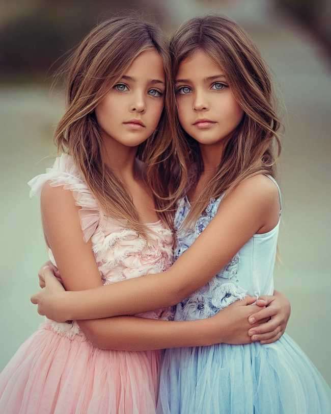 Najpiękniejsze bliźniaczki świata puzzle online