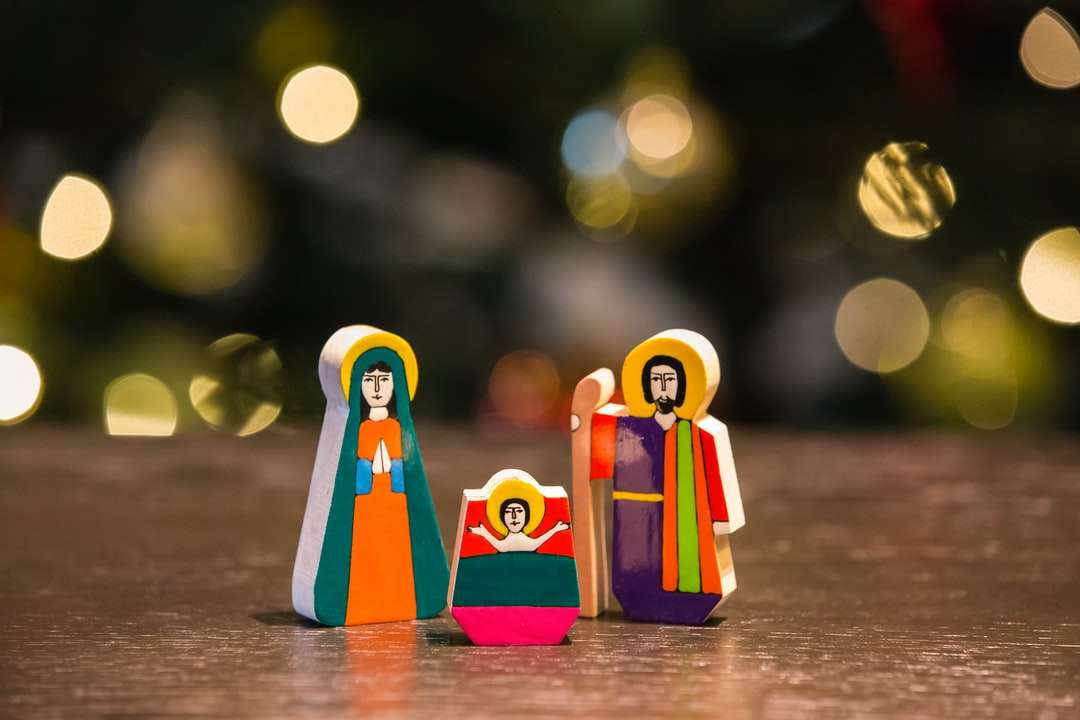 Figurka Narodzenia na stole puzzle online
