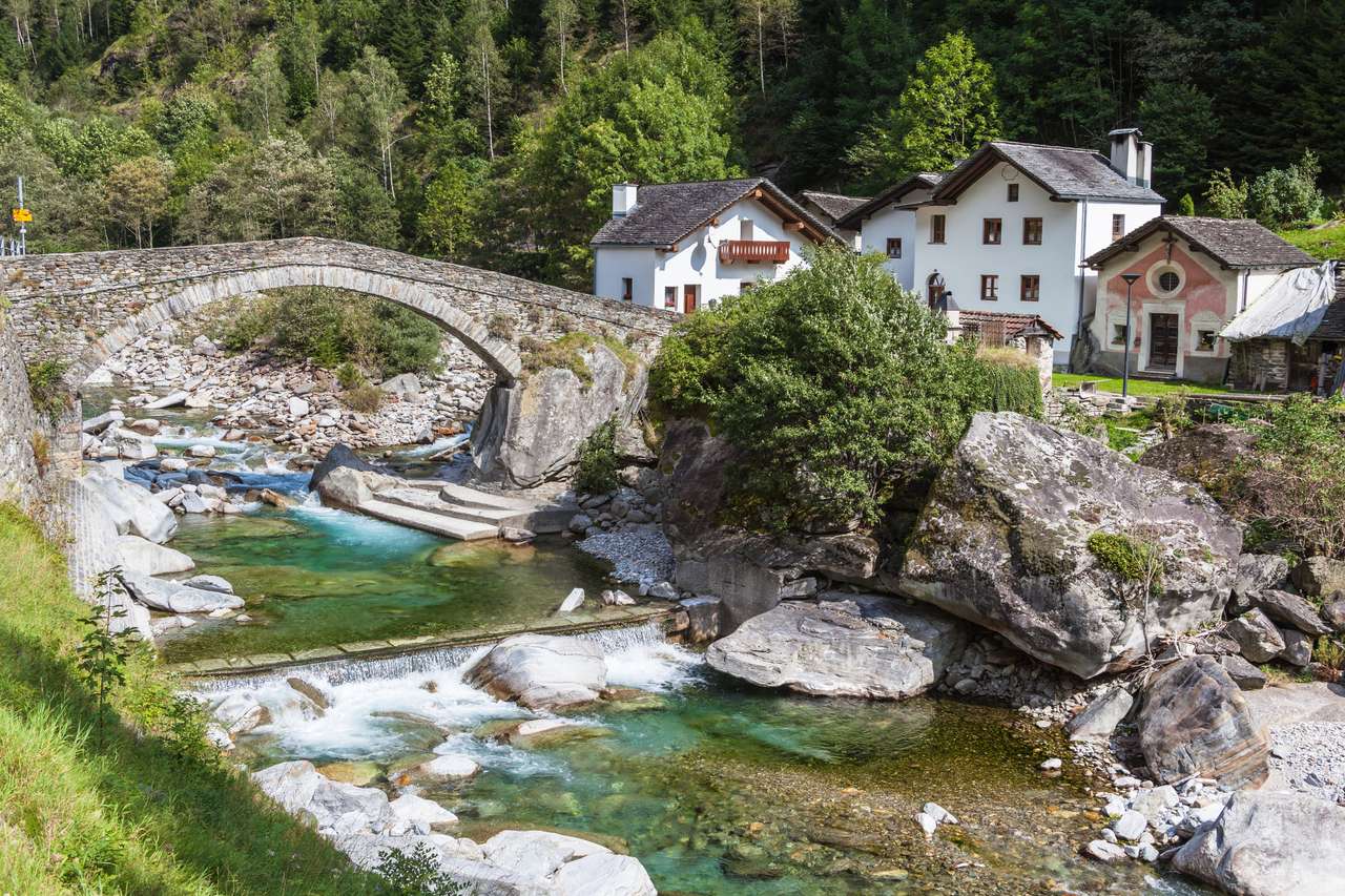Kamienny most w Arvigo, Gryzonia, Szwajcaria. puzzle online