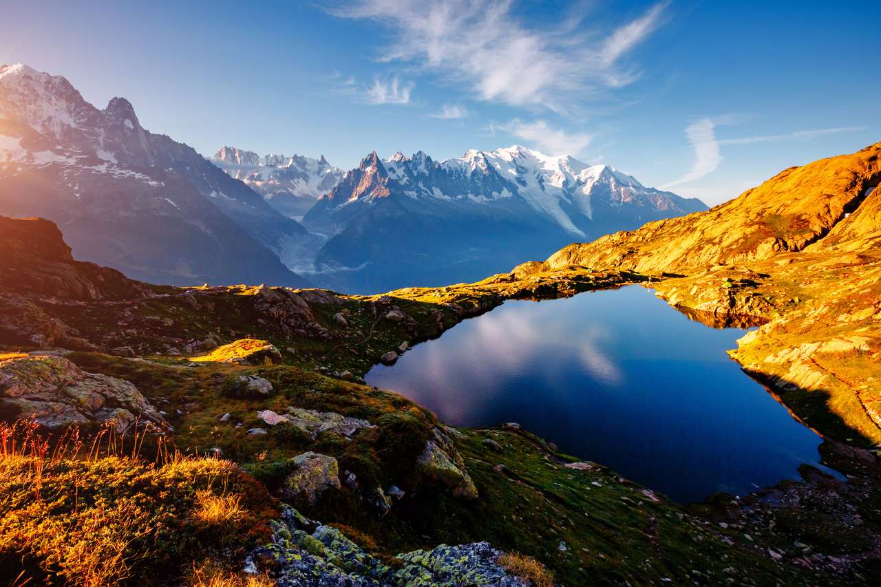 Potężny lodowiec Mont Blanc z jeziorem Lac Blanc puzzle online