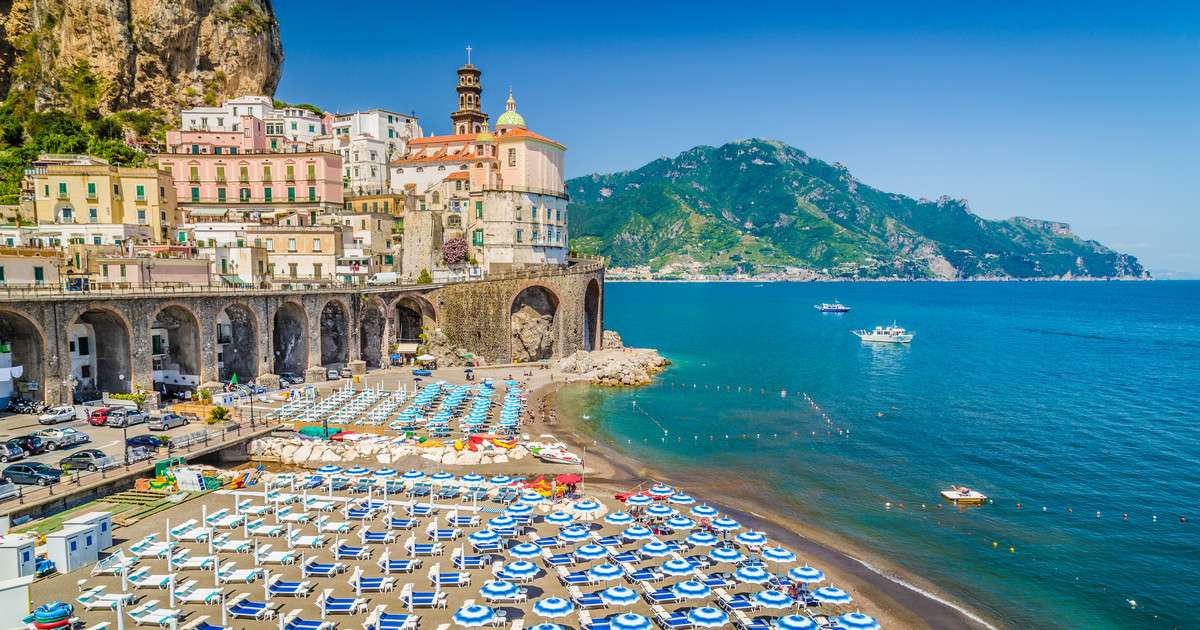 Wybrzeże z plażą w Amalfi puzzle online