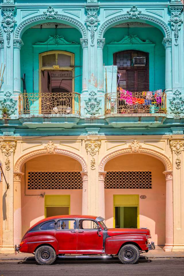 Klasyczny zabytkowy samochód w Hawanie puzzle online