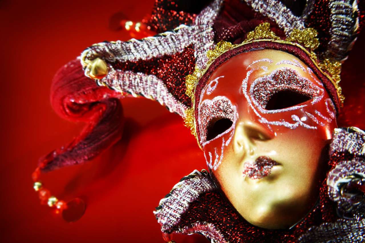 Ozdobna karnawałowa maska ​​na czerwonym metalicznym tle puzzle online