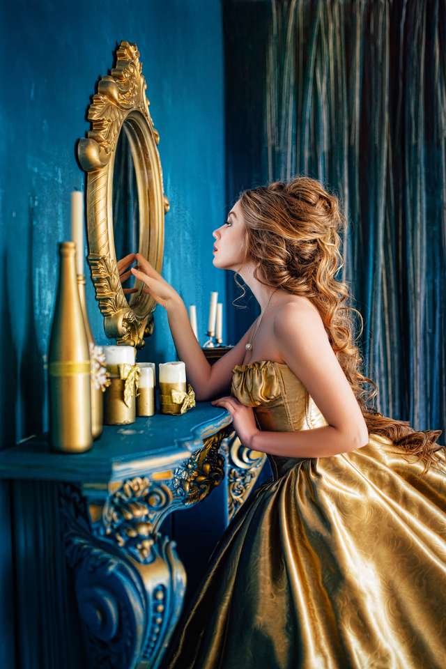 Piękna kobieta w złotej sukni balowej puzzle online