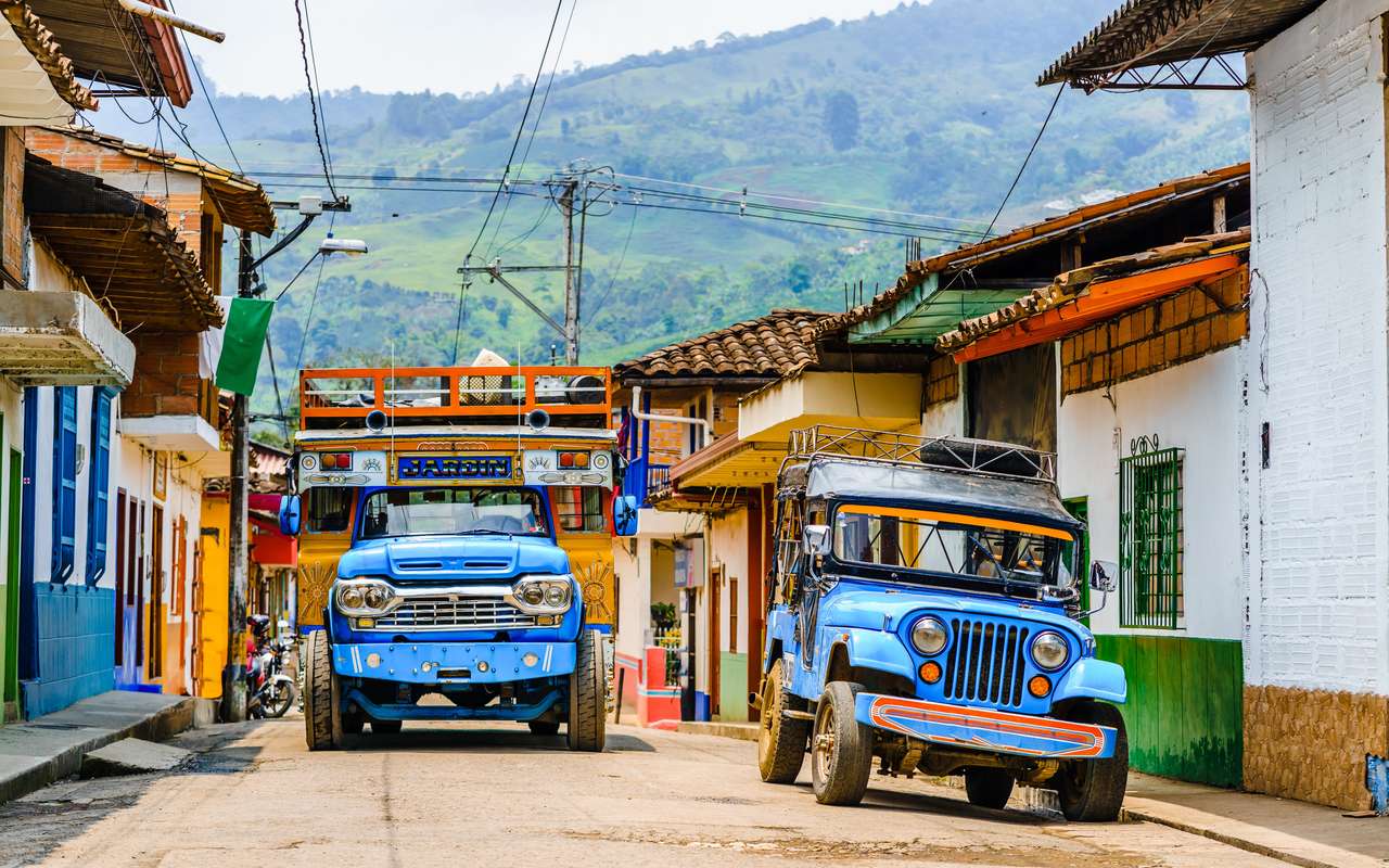 Typowy kolorowy autobus w Ameryce Południowej puzzle online
