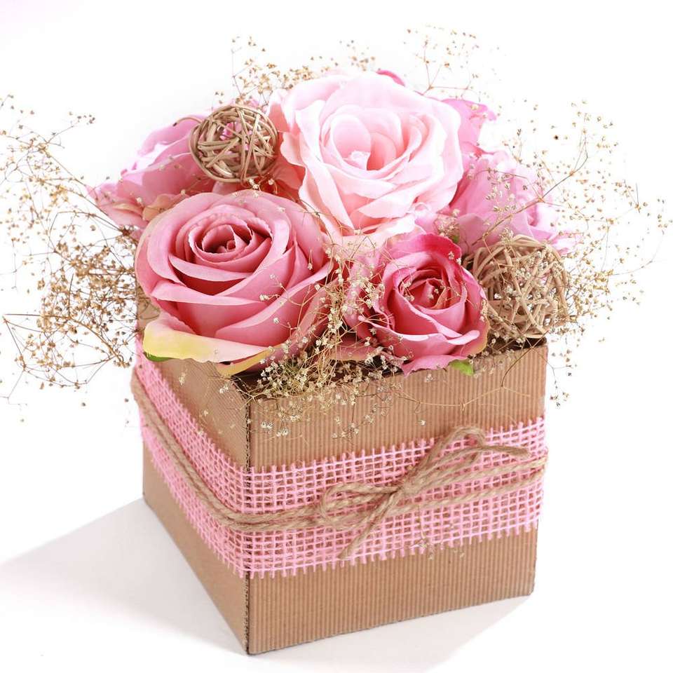 Różowy bukiecik róż w pudełku puzzle online