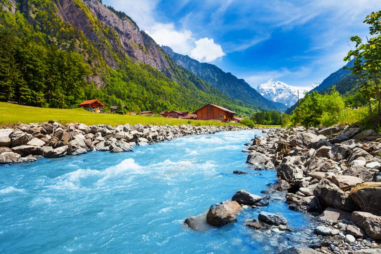 Zapierający dech w piersiach szwajcarski krajobraz ze strumieniem rzeki puzzle online