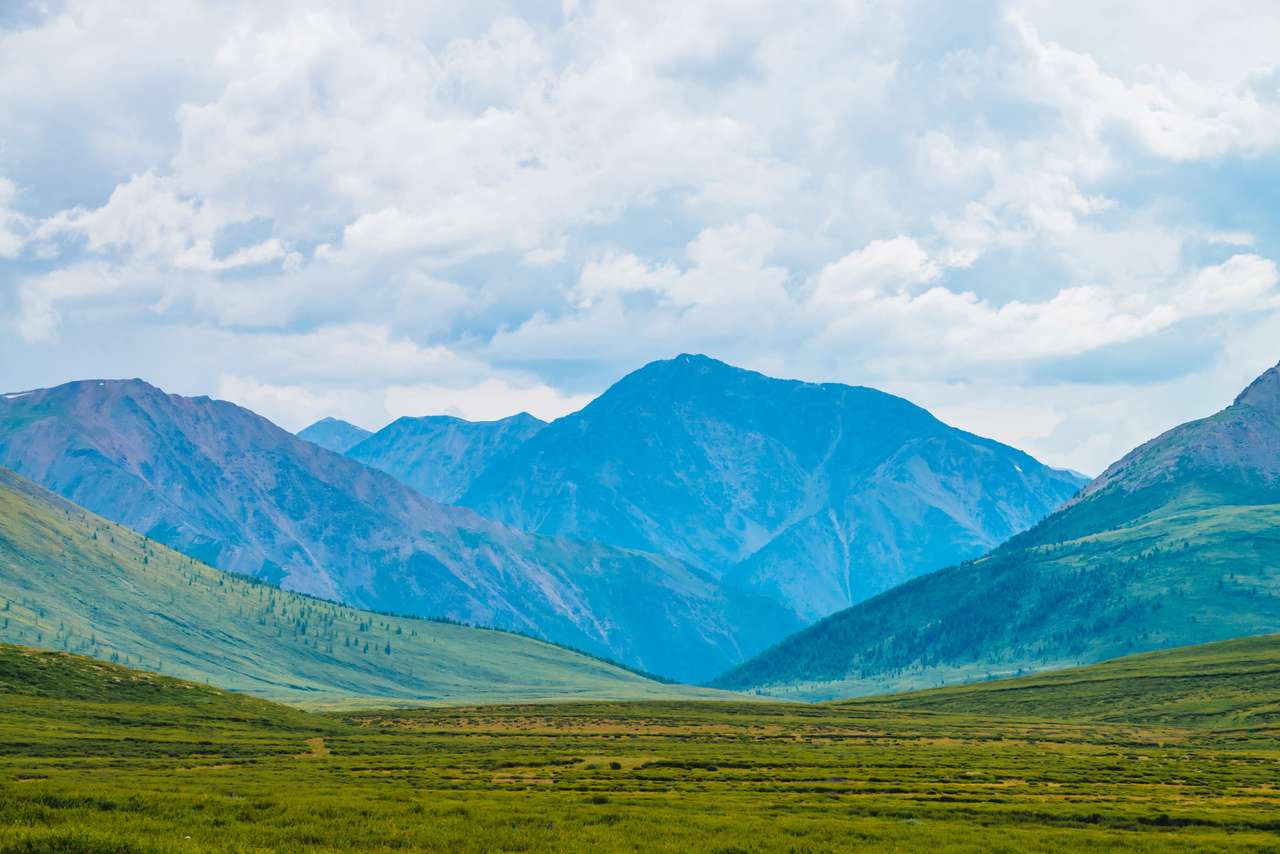 Spektakularny widok na gigantyczne góry puzzle online